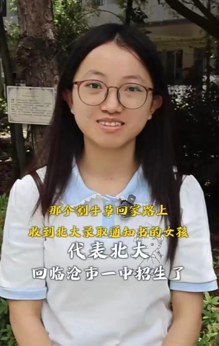 時尚女性手持咖啡，捕捉生活中的精緻瞬間。 - b体育