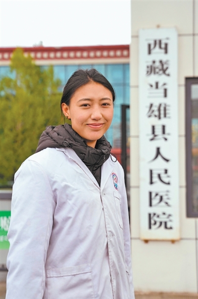 Girl wearing white frock holding coffee and posing for photo - b体育