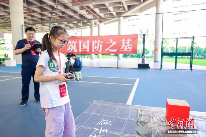 Girl wearing white frock holding coffee and posing for photo - b体育